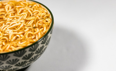 碗里的面条，杯里的汤面，亚洲餐孤立在白色的背景上，俯视图碗从左边