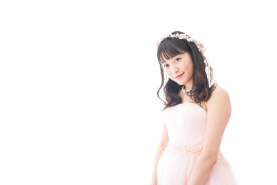 穿着新娘礼服的年轻女子