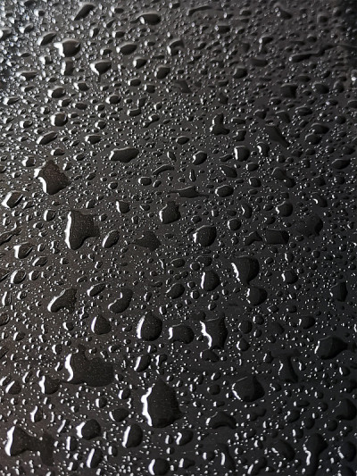 雨滴在清漆上