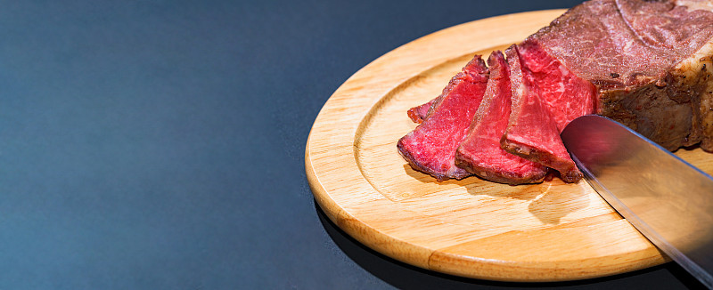 木盘子里的烤牛肉
