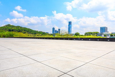 空旷的楼层和深圳城市的建筑风景，中国。