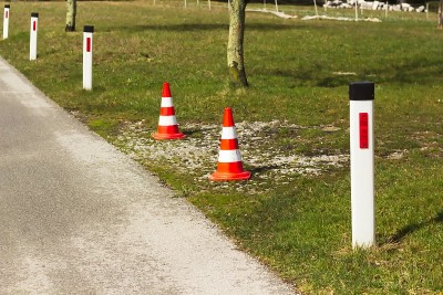 郊野公路上的道路警告标志