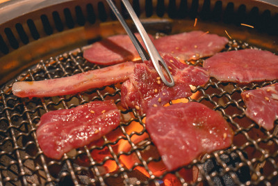 美味的日本牛肉正在烤架上烤着