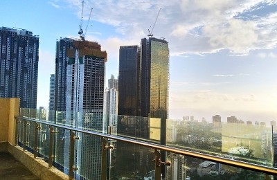 捕捉日落在建筑上的反射
