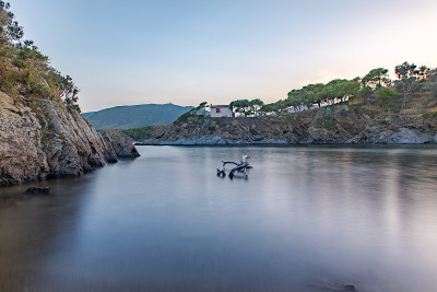 西班牙布拉瓦海岸地中海宁静的卵石海滩，卡拉吉约拉，卡达克斯，克鲁斯角，加泰罗尼亚