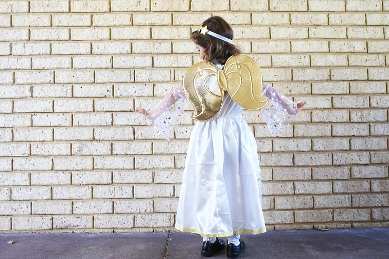 在犹太节日普林节上，年轻的犹太女孩穿着天使的服装