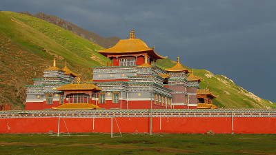 宏伟，华丽的新格里斯寺在青藏高原，中国，青海