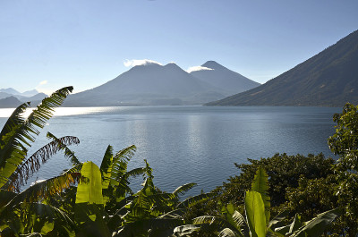 危地马拉阿提兰湖的火山景观