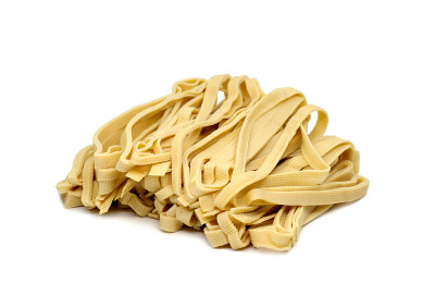 豆腐皮在白色的背景。