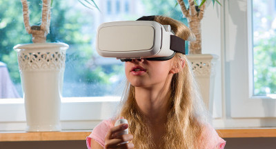 戴着虚拟现实眼镜的女孩