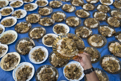 传统亚齐食物“Kuah Beulangong”/传统亚齐美食，由肉和菠萝蜜混合，吃白米饭