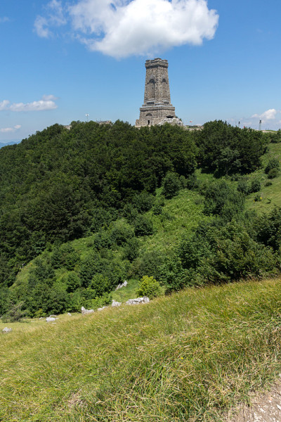 自由纪念碑希普卡和景观Stara Planina(巴尔干)山，保加利亚