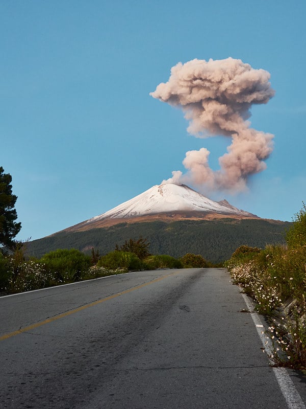 墨西哥波波卡特佩特火山冒出浓烟