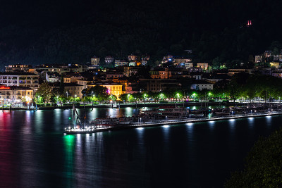 科莫湖畔和夜间防波堤。