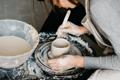 妇女用陶制轮制作陶器