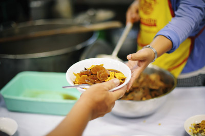 从手到手:与无家可归者分享食物