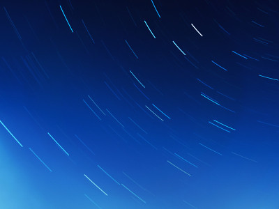Star tracks，莫斯科，俄罗斯。长时间曝光的星空。