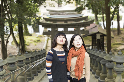 亚洲女孩在京都东福寺享受自然