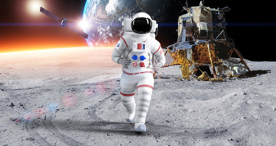 勇敢的宇航员在行星表面慢动作奔跑。