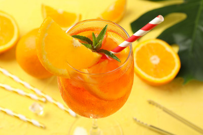 黄色底色的Spritz鸡尾酒