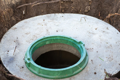 下水道井打开舱口。供水、排水建设