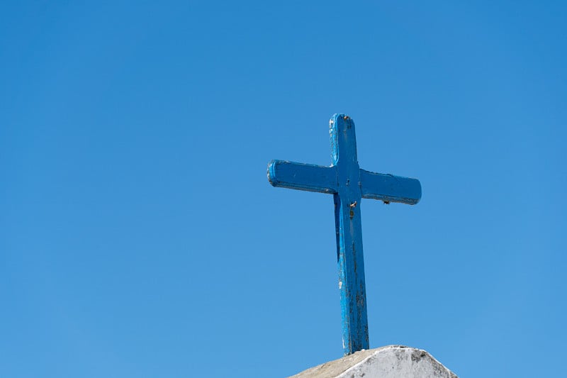 位于里约热内卢萨夸雷马的Nossa Senhora da Nazaré教堂的十字架。晴空万里的日子。