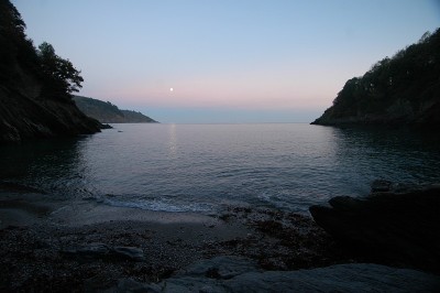 在秋天的夜晚，由岩石构成的甜湾
