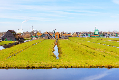 荷兰北部传统村庄Zaanse Schans的风车全景图