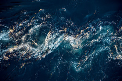 江水和大海的波浪在涨潮和退潮时相遇。