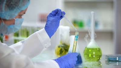 科学家在装有黄色油质物质的试管中加入蓝色液体，进行生物燃料测试