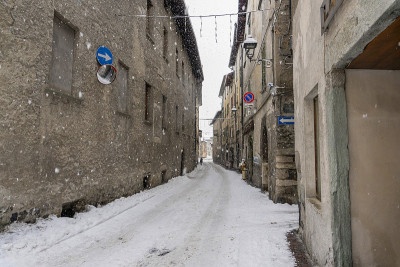 中世纪的博尔米奥村庄瓦尔泰利纳在冬天的积雪下的意大利