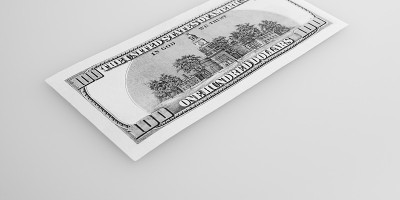 一百元现金，背景很淡。