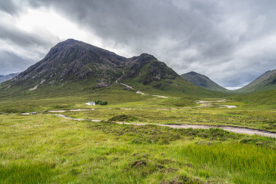 英国苏格兰高地，Glencoe山谷，Buachaille Etive Mor和Lagangarbh小