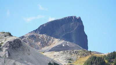 高山和高山湖泊景观在一个阳光明媚的日子在加里波第湖全景岭与黑塔斯克峰在不列颠哥伦比亚省，加拿大。