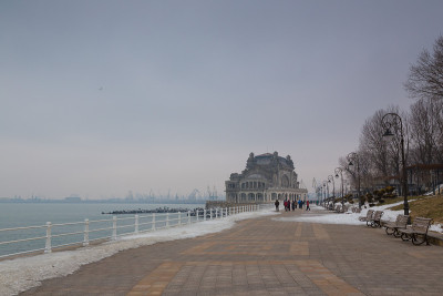 老赌场在康斯坦塔，罗马尼亚，在黑海海岸的散步在一个冬天的早晨。