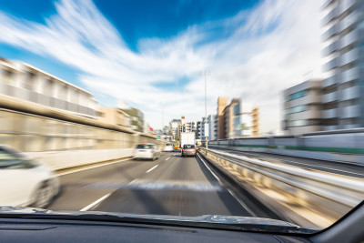 高速公路上行驶的汽车