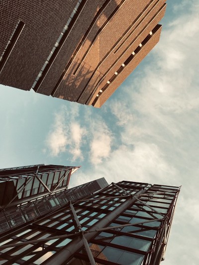 伦敦，高楼之间晴朗的天空。