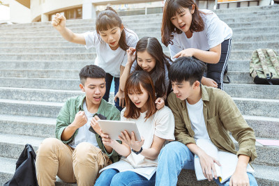 一群学生在校园的楼梯上学习