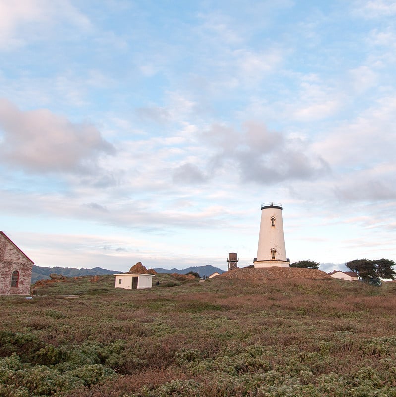 美国加州中部海岸的Piedras Blancas灯塔