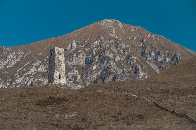 山地景观和中世纪建筑