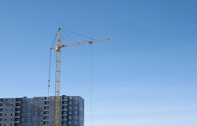 一栋多层建筑的建造。天空背景上的鹤。