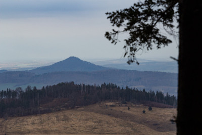 从Skopiec山拍摄的Kaczawskie山和Ostrzyca山的全景