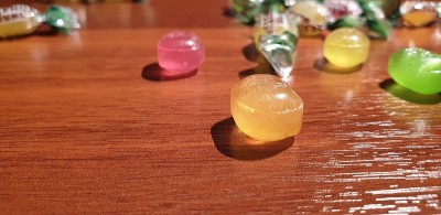 棒棒糖密切起来。彩色棒棒糖。焦糖。