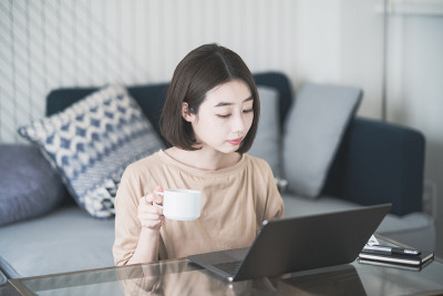 亚洲年轻女子在家远程工作