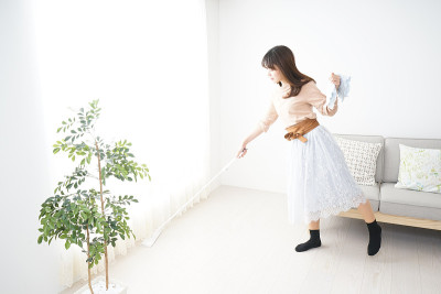 年轻女子做家务和清洁