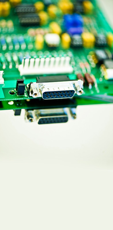 带有集成电路和电子元件的印刷电路板(PCB)