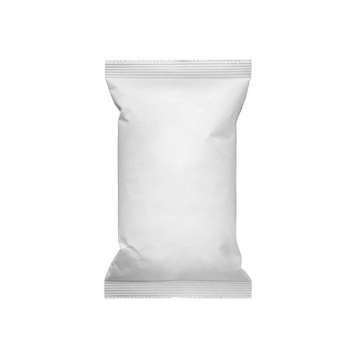 白色空白纸枕头食品零食袋孤立在白色背景。