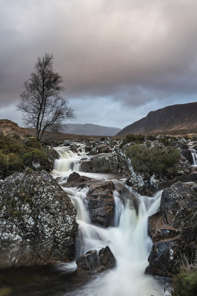 Buachaille Etive Mor瀑布的史诗景观图像，在苏格兰高地的一个冬天的早晨，长时间暴露