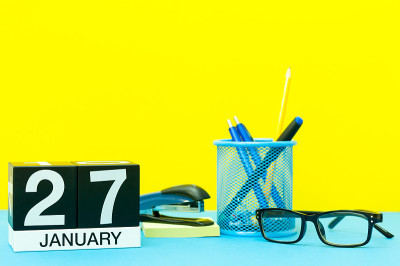 1月27日。1月27日，日历以黄色为背景，配有办公用品。冬天