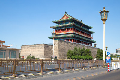 北京南部前门大街阴天蓝天下的正阳门